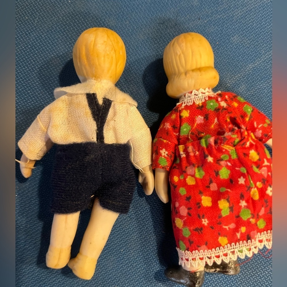 Vintage set of 2 small bisque doll hinged legs boy & girl - Picture 2 of 3